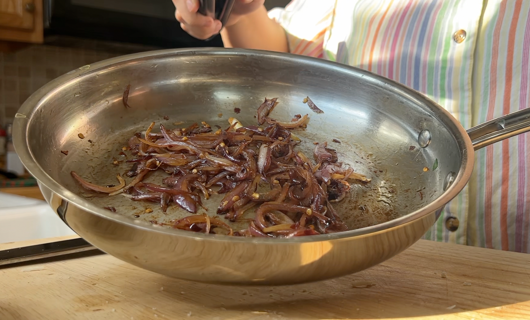 A pan of darkly cooked red onions